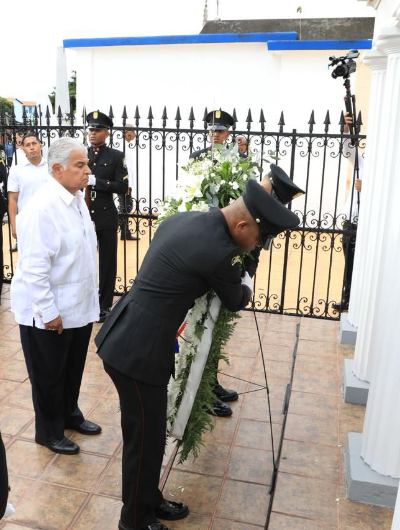 foto de portada de la publicación Presidente Mulino rinde honores en el Día de los Difuntos