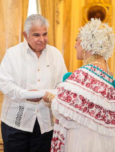 foto de portada de la publicación Presidente José Raúl Mulino en compañía de Primera Dama, entrega la bandera de Panamá a  Presidenta del Colegio Nacional de Abogados de Panamá