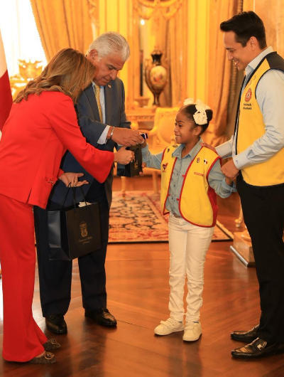 foto de portada de la publicación Pareja presidencial recibe a Elizabeth Acosta, Embajadora Estrella 2025 de la Teletón 20-30
