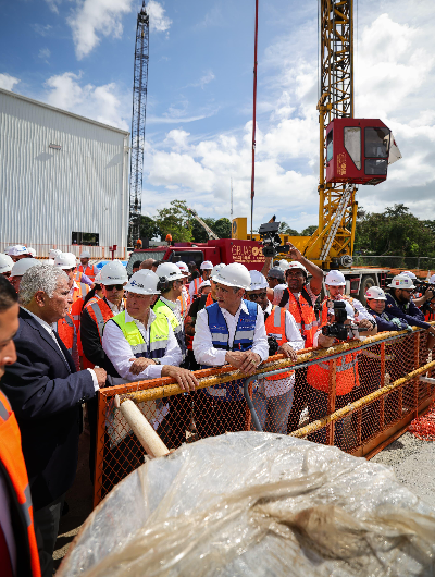 foto de portada de la publicación Presidente Mulino inspecciona trabajos del cuarto puente, que avanza en un 30%