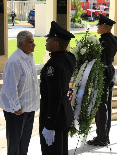foto de portada de la publicación Presidente honra a nuestros Mártires y recibe reconocimiento de miembros de la gesta del 9 de Enero