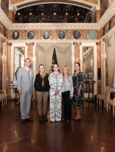 foto de portada de la publicación Nietas del maestro Roberto Lewis contemplan su herencia artística en el Palacio de Las Garzas