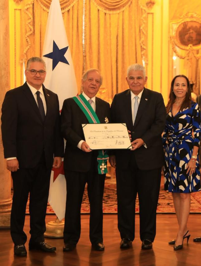 foto de portada de la publicación Presidente Mulino condecora a Sergio Abreu, secretario general de la ALADI y excanciller de Uruguay