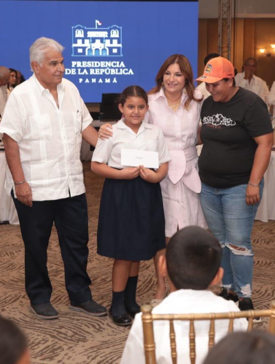 foto de portada de la publicación Presidente Mulino, junto a Mitradel, entrega becas a niños del proyecto “Abrazos del Futuro” en Los Santos