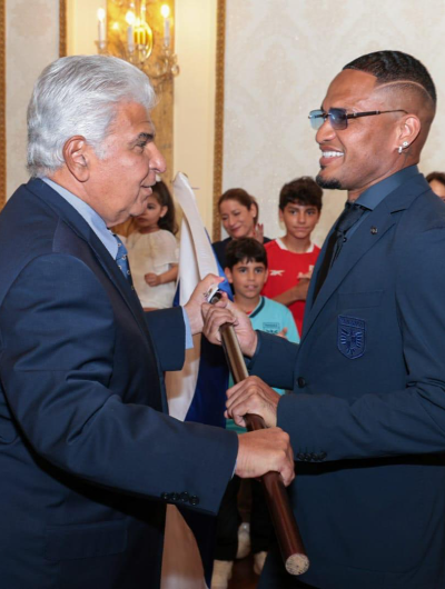 foto de portada de la publicación Panamá está en el umbral del fútbol gracias a sus jugadores, afirma Mulino al entregar el pabellón nacional a la selección mayor