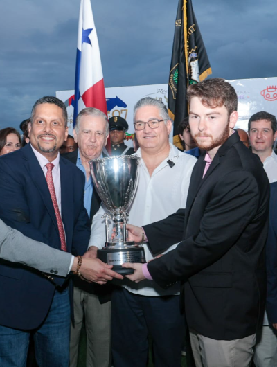 foto de portada de la publicación Ministro Orillac entrega premio a ganador del Clásico Presidente de la República