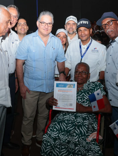 foto de portada de la publicación Ministro Orillac entrega 600 apartamentos y 37 títulos de propiedad en Colón