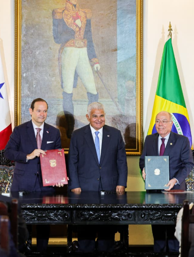 foto de portada de la publicación Mulino preside acto de donación de actas originales del Congreso Anfictiónico de Panamá de 1826