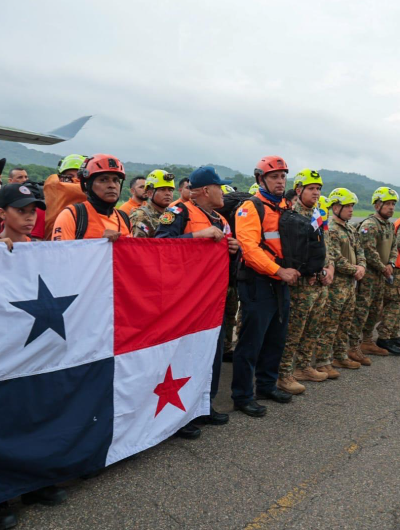 foto de portada de la publicación Despega desde Howard primer equipo de rescatistas hacia Venezuela