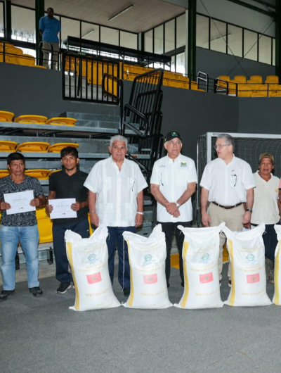 foto de portada de la publicación Presidente Mulino entrega asistencia para impulsar la agricultura familiar y huertos escolares en Bocas del Toro