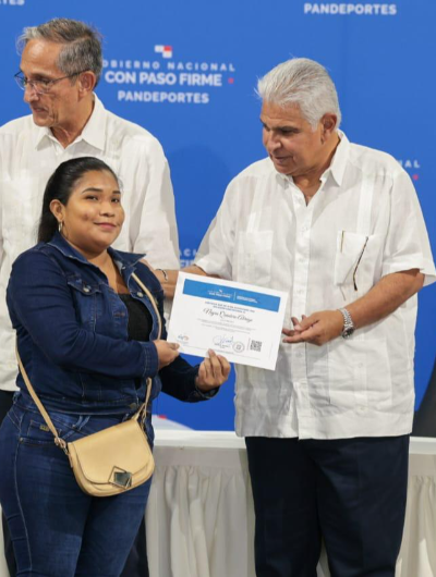 foto de portada de la publicación Presidente Mulino entrega 80 viviendas y 125 títulos de propiedad a familias de Bocas del Toro