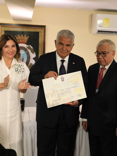 foto de portada de la publicación Presidente Mulino recibe reconocimiento y es nombrado académico honorario de la Academia Panameña de la Lengua