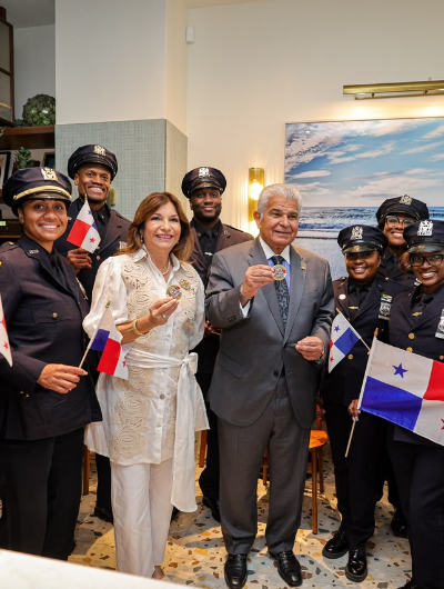 foto de portada de la publicación Presidente Mulino y la primera dama saludan a un grupo de oficiales panameños de la Policía de Nueva York