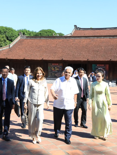 foto de portada de la publicación Presidente Mulino y Primera Dama, visitantes de honor en el Templo de la Literatura de Vietnam