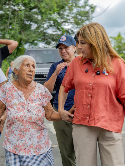 foto de portada de la publicación Primera dama y ministra de gobierno acompañan a las familias afectadas por el sismo en Los Santos
