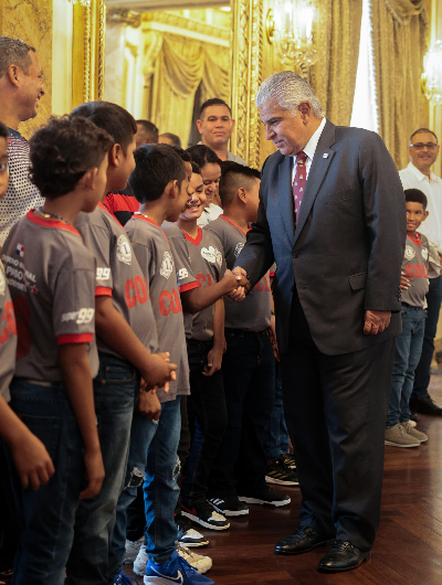 foto de portada de la publicación Presidente Mulino recibe al equipo campeón Preinfantil de Béisbol de Coclé que irá a México
