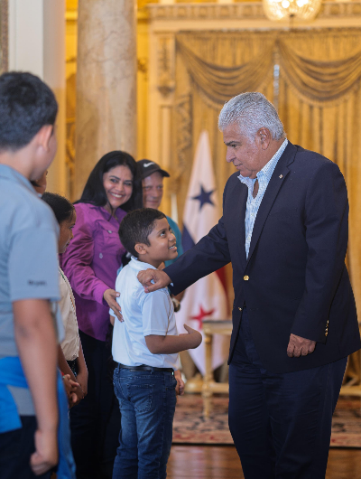 foto de portada de la publicación Presidente recibió a estudiantes y docentes de 17 escuelas de Las Minas de Herrera que no interrumpieron clases