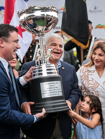 foto de portada de la publicación Presidente Mulino entrega el trofeo al ganador del Clásico Presidente de la República