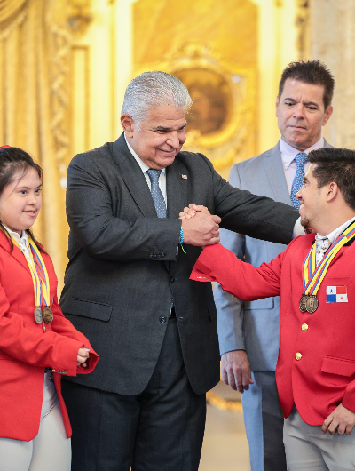 foto de portada de la publicación Mulino entrega pabellón nacional a la Selección de Panamá de Va’ a que representará al país en Brasil