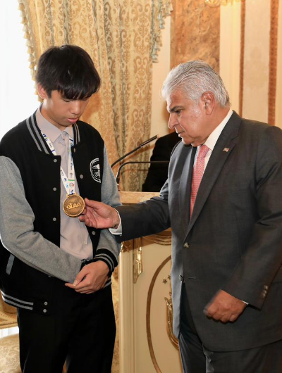 foto de portada de la publicación Ustedes son el futuro de este país”, expresa Mulino a estudiantes que “brillaron” en Olimpiada Científica y Tecnológica en Brasil