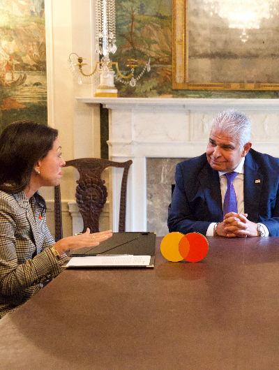 foto de portada de la publicación Caja de Ahorros y Mastercard firman acuerdo para digitalizar el pago de becas escolares y, a futuro, el resto de los subsidios sociales