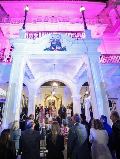 foto de portada de la publicación Se enciende las luces que alumbran la campaña “Con Paso Firme en la Lucha contra el Cáncer”