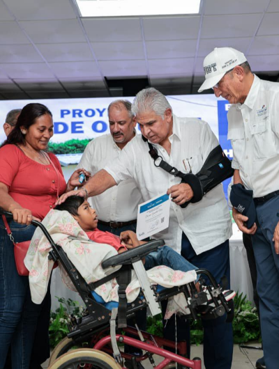 foto de portada de la publicación Presidente Mulino entrega viviendas y pone en marcha plan de rehabilitación de vías en Aguadulce